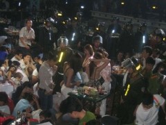 Hundreds of police officers storm into the New Century on the evening of April 28, 2007. (Photo:Tuoi Tre)